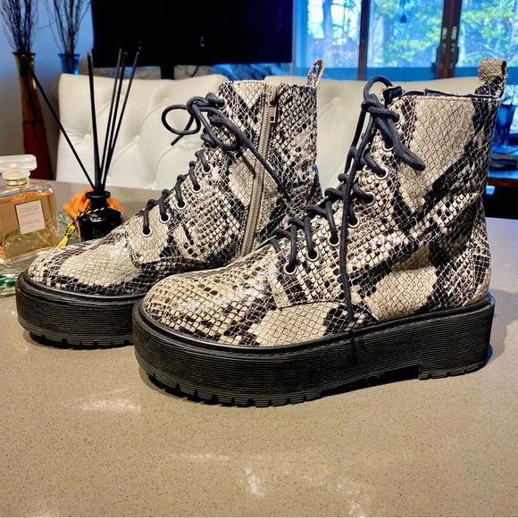 ♥️ Topshop UK 🇬🇧 Black and Cream Snakeskin Combat Boots. Size 8. GOOD AS NEW ! - Picture 6 of 11